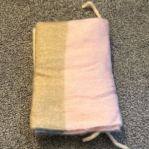 🧣Tahari Scarf🧣